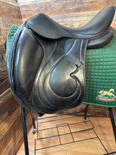 17.5" Antares Monoflap Dressage (2014 w/cover) Buffalow